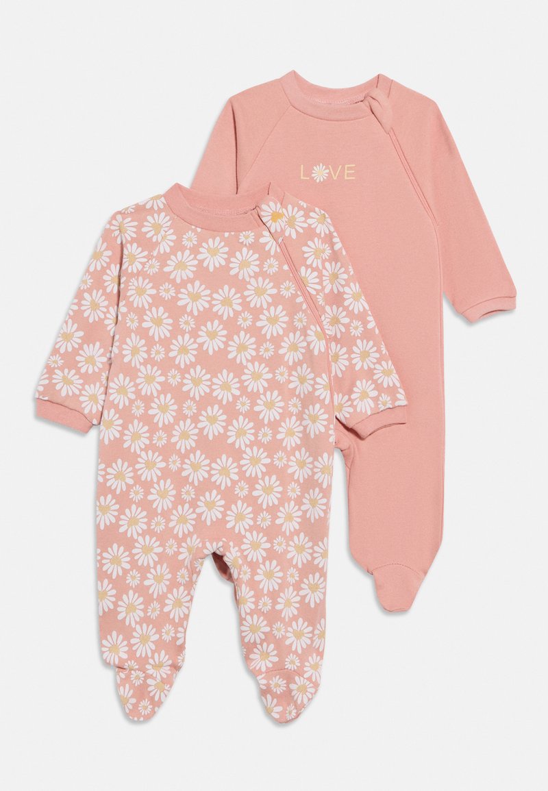 Δύο παιδικά φορμάκια σε ροζ χρώμα. Το ένα έχει σχέδιο με λευκές μαργαρίτες, το άλλο γράφει «LOVE» με χρυσά γράμματα. Και τα δύο έχουν μακριά μανίκια και κλειστά πατουσάκια.