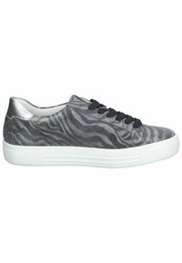 Baskets grises avec un motif à rayures zébrées, des accents métalliques et une semelle en caoutchouc blanche. Lacets bleu marine. Texture lisse.