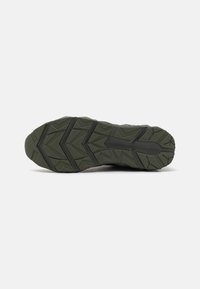 EA7 Emporio Armani ULTIMATE KOMBAT UNISEX - Sportcipő - triple beetle/silver
