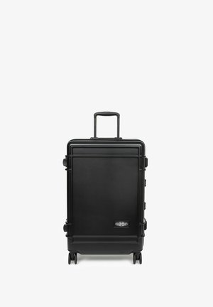 Maleta rígida negra con un asa telescópica, cuatro ruedas y un logotipo. Textura lisa, forma rectangular, con un diseño minimalista.