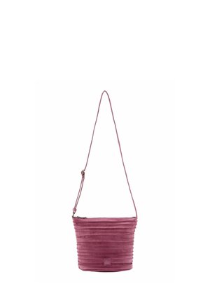 Kleine Schultertasche in staubigem Rosé mit horizontalen Rillen, verstellbarem Riemen und Reißverschluss an der Oberseite.