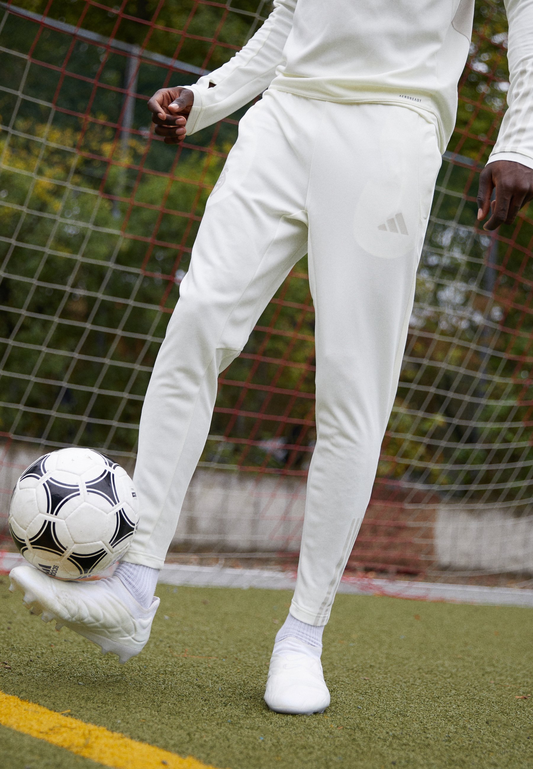 Pallone Da Calcio Ufficiale FC Bayern München Performance – Taglia 5, Colori Rosso/Bianco – Consegna Sgonfio