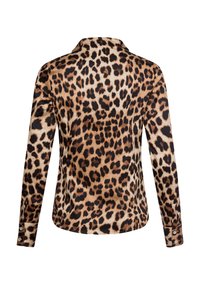 Camicia a maniche lunghe con stampa leopardata, dal tessuto morbido, con colletto e polsini abbottonati. Presenta diverse tonalità di macchie marroni e nere su uno sfondo beige.