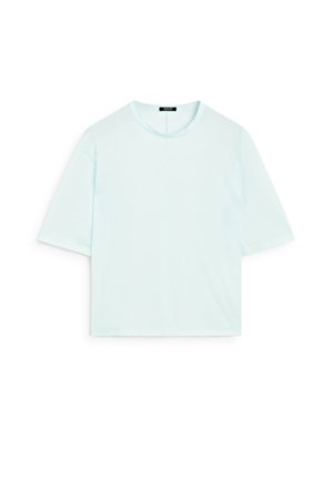 Een korte lichtblauwe T-shirt van zacht stof, met een ronde halslijn en korte mouwen, met een eenvoudig en schoon ontwerp.