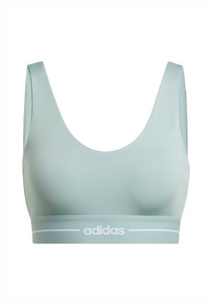 Jasnozielony sportowy stanik z okrągłym dekoltem, szerokimi ramiączkami i białą elastyczną taśmą z logo na dole. Gładka faktura materiału.