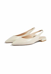 Slingback balerinke od sjajne bijele kože, s uskim vrhom i niskom blok petom. Imaju dizajn s izrezima i glatku teksturu.