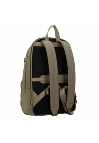 Mochila caqui con un respaldo de malla negra, correas de hombro acolchadas y cierre de cremallera. Presenta un tejido robusto y costuras reforzadas.