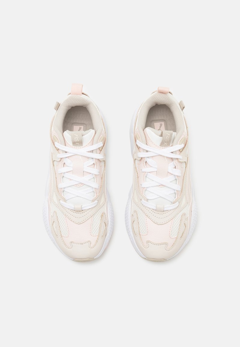 Hellpink und cremefarbene Sportschuhe mit strukturiertem Obermaterial, weißen Schnürsenkeln und gepolstertem Schaft. Mit einer weißen Gummisohle und minimalem Branding.