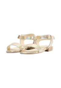 Gouden en iriserende sandalen met een open teen ontwerp, enkelband met een gesp en een lage houten hak. Gladde textuur.