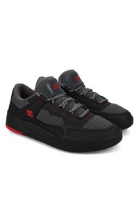 Schwarze und graue Sportschuhe mit einem Mesh-Obermaterial, roten Akzenten und einer gepolsterten Sohle. Entworfen für Komfort und Leistung im Sport.
