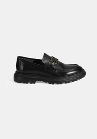 Schwarze Lederloafer mit runder Spitze, dekorativem goldfarbenem Schnallenverschluss und strukturiertem schwarzen Gummisohle, die für Grip und Langlebigkeit entwickelt wurde.