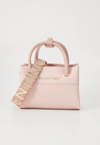 Rózsaszín bőr kézitáska arany részletekkel, strukturált formával, rövid fogantyúkkal és levehető pánttal, amelyen a "VALENTINO" felirat látható.
