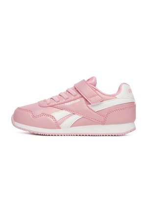 Różowo-biały sneaker Reebok z sznurowadłami i paskiem na rzep, niska konstrukcja wokół kostki oraz teksturowana podeszwa dla lepszej przyczepności.