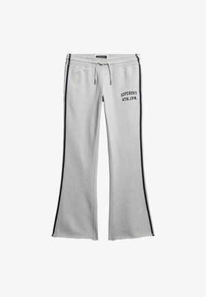 Grijze sweatpants met een uitlopende pijpdesign, contrasterende marineblauwe zijkanten en "SUPERDRY ATH.JPN." gedrukt op de linkerbovenbeen.