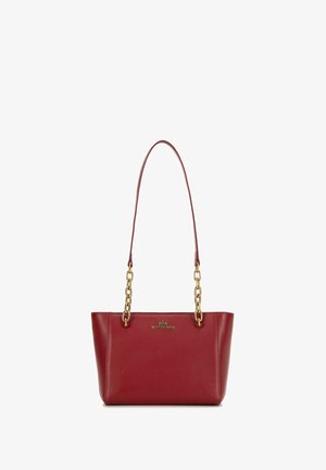 Sac fourre-tout en cuir rouge avec une texture granuleuse, doté d'une accentuation en chaîne dorée et d'un logo. Il a une forme structurée et une seule sangle pour l'épaule.
