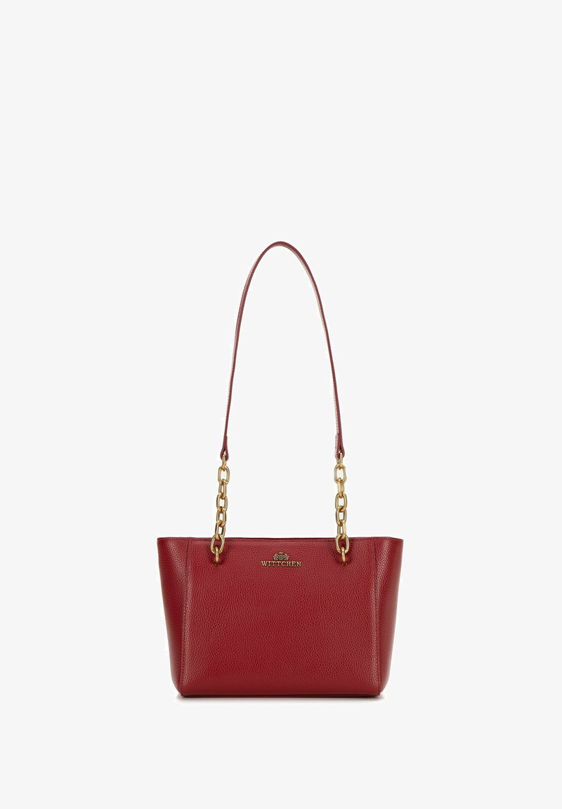 Bolso tote de cuero rojo con textura de grava, que presenta un acento de cadena dorada y un logotipo. Tiene una forma estructurada y una sola correa para el hombro.