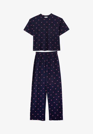Set di pigiama blu navy composto da una maglietta corta a maniche corte e pantaloni lunghi, entrambi decorati con piccoli cuori rosa su un tessuto morbido.