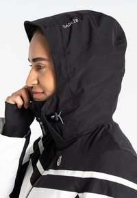 Schwarze Kapuzenjacke mit weißen Streifen. Verfügt über einen Zugkordel am Hals und ein Logo auf der Kapuze. Glattes, strukturiertes Material.