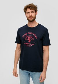 Námořnická modrá bavlněná tričko s krátkým rukávem, se sperky v růžové barvě, textem "CLIFF DIVE TEAM" a obrazem potápěče.