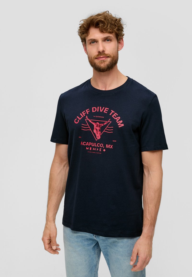 Námořnická modrá bavlněná tričko s krátkým rukávem, se sperky v růžové barvě, textem "CLIFF DIVE TEAM" a obrazem potápěče.