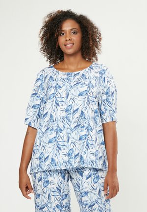 Bloemen top met korte mouwen, met een blauw-wit loofpatroon. Gemaakt van een lichte stof met een losse pasvorm en een ronde halslijn.