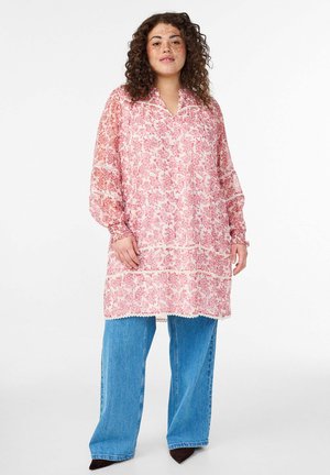 KURZES MIT HÄKEL­DETAILS - Day dress - red rose aop