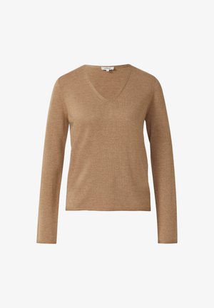 Jasnobrązowy sweter z długim rękawem i dekoltem w serek, o gładkiej fakturze i z małą metką marki przy dekolcie.