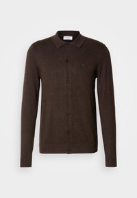 Bruine lange mouw cardigan met een kraag, sluiting met knopen aan de voorkant en geribde manchetten. Heeft een klein logo op de linkerkant van de borst.