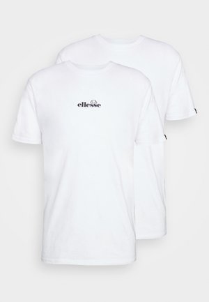 Dwie białe koszulki z krótkim rękawem, wykonane z bawełny, z czarnym logo "ellesse" na piersi. Klasyczny fason z okrągłym dekoltem.