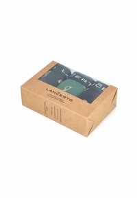 Brązowe opakowanie z tektury z przezroczym wiekiem, prezentujące trzy zwinięte elementy odzieży w odcieniach niebieskiego i zielonego, z różnymi wzorami i logo.