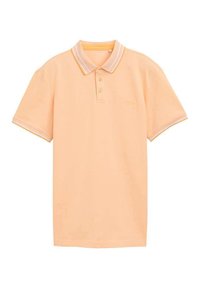 Polo orange avec une texture douce, présentant un col classique, une patte de boutonnage à trois boutons, et des rayures blanches contrastantes sur le col et les manches.