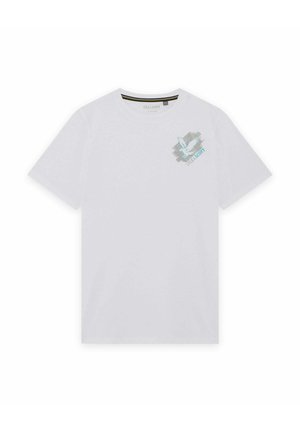 Hvid t-shirt med korte ærmer med et lille, gråblåt ørnedesign og teksten "Lyle & Scott" på venstre bryst.
