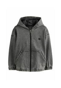 Chaqueta de mezclilla gris con capucha, cierre de cremallera en el frente, puños elásticos y dobladillo ajustable. Cuenta con dos bolsillos laterales y un pequeño logo en el pecho.