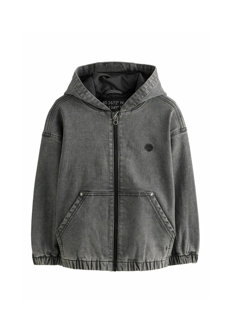 Chaqueta de mezclilla gris con capucha, cierre de cremallera en el frente, puños elásticos y dobladillo ajustable. Cuenta con dos bolsillos laterales y un pequeño logo en el pecho.