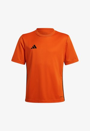 Oranžové sportovní tričko vyrobené z prodyšného materiálu, s kulatým výstřihem, krátkými rukávy a černými bočními akcenty s malým černým logem.