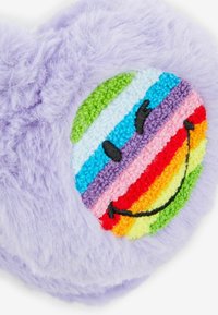 Obiect decorativ moale de formă de inimă, de culoare lavandă, cu un zâmbet și un design cu dungi multicolore, textură moale și detalii faciale brodate.