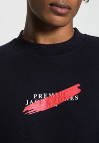 Jack & Jones PREMIUM JPRBLAPOND CREW NECK - Camisola - perfect navy