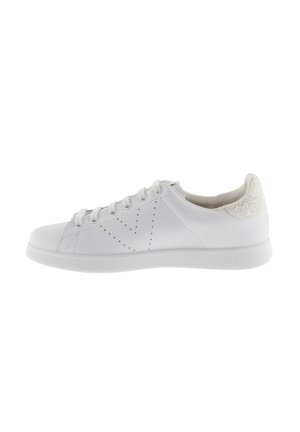 Sneaker bianco con tomaia sintetica liscia, design perforato sui lati e accento posteriore testurizzato bianco. Suola in gomma con profilo basso.