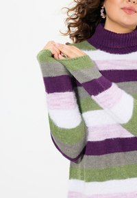 Gestreifter Pullover in mehreren Farben mit Lila-, Grün-, Pink- und Weißtönen. Weicher, strukturierter Stoff mit einem gerippten Rollkragen und langen Ärmeln.