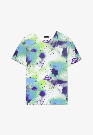 Maglietta bianca a maniche corte con design a spruzzi di vernice verde, blu e viola e illustrazioni di UFO viola sparse sul tessuto.