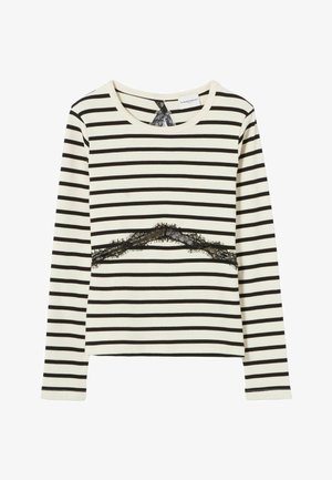 Top de manga larga en color crema con rayas horizontales negras, que presenta un detalle de encaje negro en el pecho y un escote redondo.