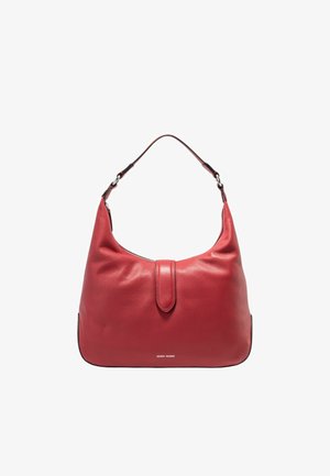 Sac à épaule en cuir rouge avec une texture lisse, une forme arrondie, une fermeture par rabat supérieur et un logo argenté en bas à l'avant. Bandoulière réglable.