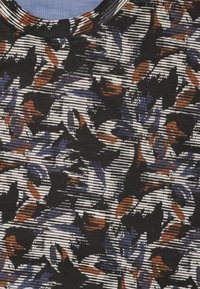 Zwart T-shirt met kleurrijk abstract bloemenpatroon in oranje, blauw en wit. Beschikt over een ronde hals en textiel met structuur en strepen.