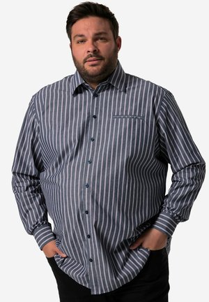 Niebiesko-szara, w paski, longsleeve z kołnierzykiem zapinanym na guziki, przednią kieszonką i niebieskimi guzikami. Materiał wydaje się teksturowany, z wyraźnymi liniami.