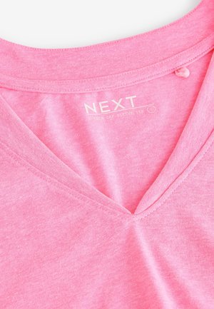 Tricou roz cu decolteu în V, mâneci scurte tip capac, realizat din țesătură moale. Prezintă un decolteu simplu și cusături vizibile, cu o etichetă în interior.