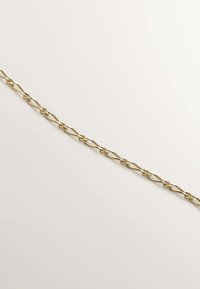 Pulsera de cadena de oro que presenta eslabones ovalados interconectados con un acabado suave, reflejando la luz con una superficie pulida y un diseño moderno.