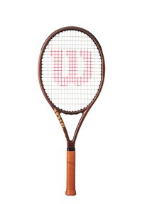 Wilson tennisracket med en bronzfärgad ram, vit nätning och en framträdande röd "Wilson"-logotyp. Handtaget är omslaget i orange grepptejp.