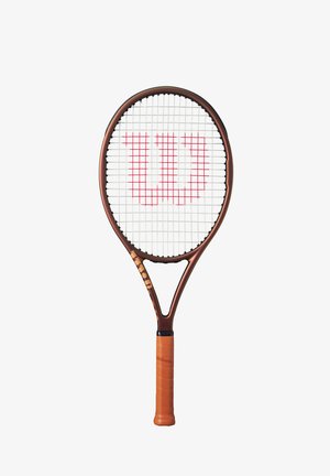 Wilson tennisracket met een bronzen frame, witte netting en een prominente rode "Wilson"-logo. Het handvat is omwikkeld met oranje gripfolie.