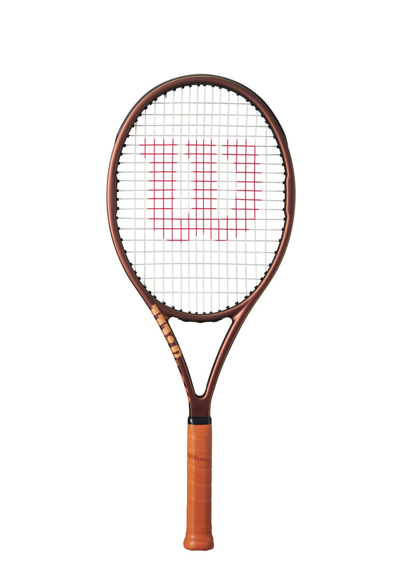 Wilson tennisracket med en bronzfärgad ram, vit nätning och en framträdande röd "Wilson"-logotyp. Handtaget är omslaget i orange grepptejp.