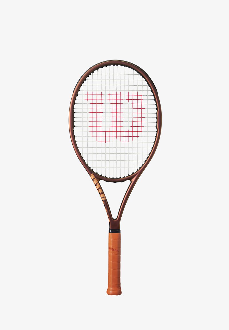 Racchetta da tennis Wilson con telaio bronzo, rete bianca e un prominente logo "Wilson" rosso. L'impugnatura è avvolta in nastro antiscivolo arancione.